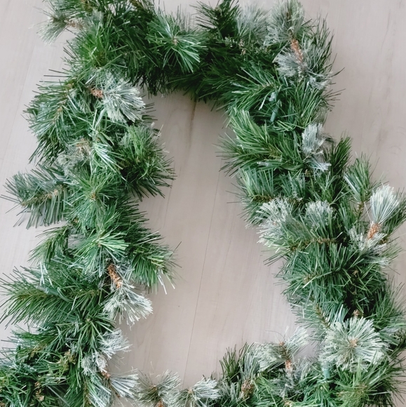 9ft Christmas pre lit mixed artificial green garland - Picture 4 of 4